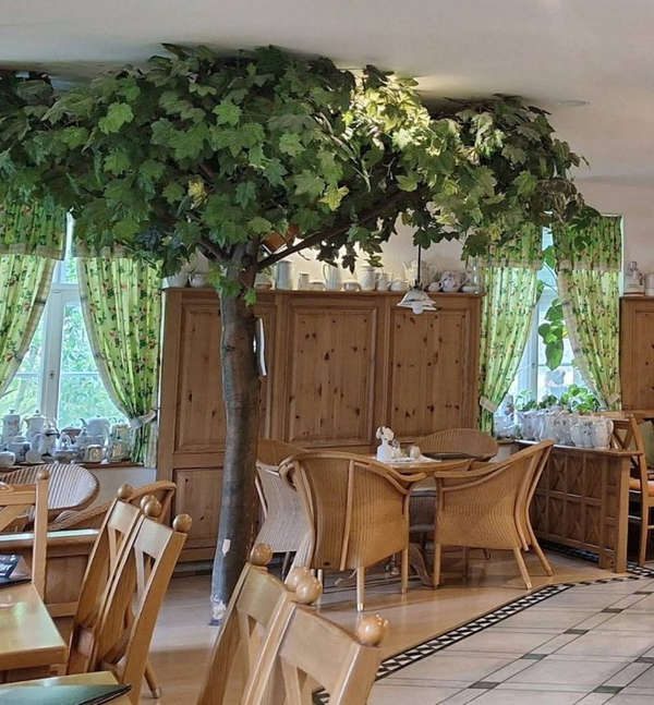 Im Gastraum des Café Sophie